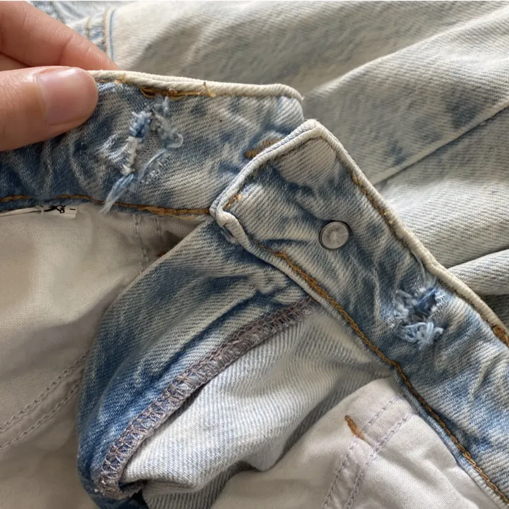 Ljusblåa jeans från zara med slits vid benet. Strl 36 men skulle säga att de är mer som 38. Jag har klippt två små hål (se bild 3) då jag trädde igenom ett resårband förut. Hålen repas inte upp och märks inte av. Annars är byxorna i mycket fint skick💞. Jeans & Byxor.