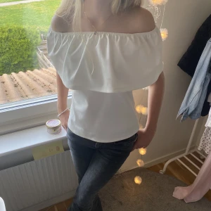 Off sholder topp  - Säljer denna super fina off sholder toppen, använd fåtal gånger. Hör av er vid frågor💕