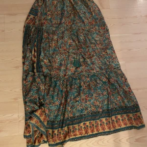 Långkjol - Helt ny oanvänd långkjol som jag säljer då den inte kommer till användning så mycket, i superbra skick och knappt använd. Köpt i Grekland, skriv för fler bilder eller frågor