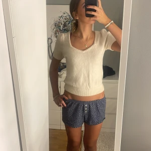 stickad tshirt  - Såå söt stickad t-shirt från &Other stories! Ett lagat hål och inget man tänker på (sista bild) 🔥🔥Köpte för 450kr här på plick💖💖🤗