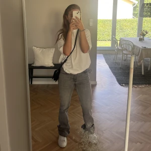 Jeans! - Säljer nu dessa fina, sköna jeans! Använt 2-3 gånger pga att de är lite för långa för mig som är 167cm!  Kontakta mig för ytterligare bilder eller frågor🤍