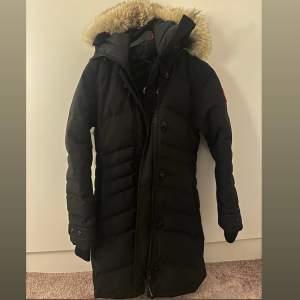 Äkta canada goose lorette parka. Använt sparsamt samt bra skick. Äkta päls.