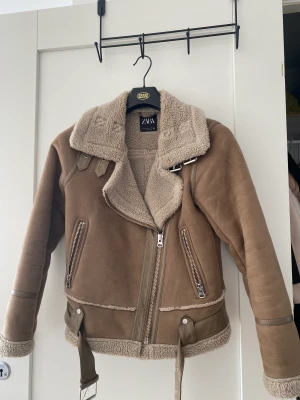 Vinterjacka/höst  - Zara jacka i bra skick sitter liteoversize skön och varm.  