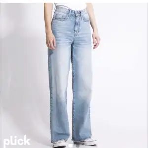 Ett par fina blåa jeans från lager157. Högmidjade och lite wide. Använda få gånger! Nypris 300kr, köp för 85kr+ spårbar frakt