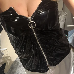 Kjol / Topp i läder - Cool kjol som också kan användas som  topp❣️