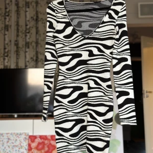 Stickad Klänning NA-KD, använd 1 gång. - Storlek S, lapp i nacken avklipp pga använt den med ryggen fram. Mycket bra skick. 