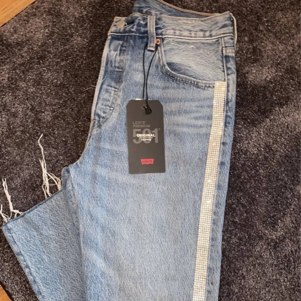 Levi’s jeans 501 med riktigt snygga detaljer!  Säjer dessa pga av felköp Dessa säljs ej längre då de är limited edition.  Storlek W28xL28 Finns på flera sajter . Jeans & Byxor.