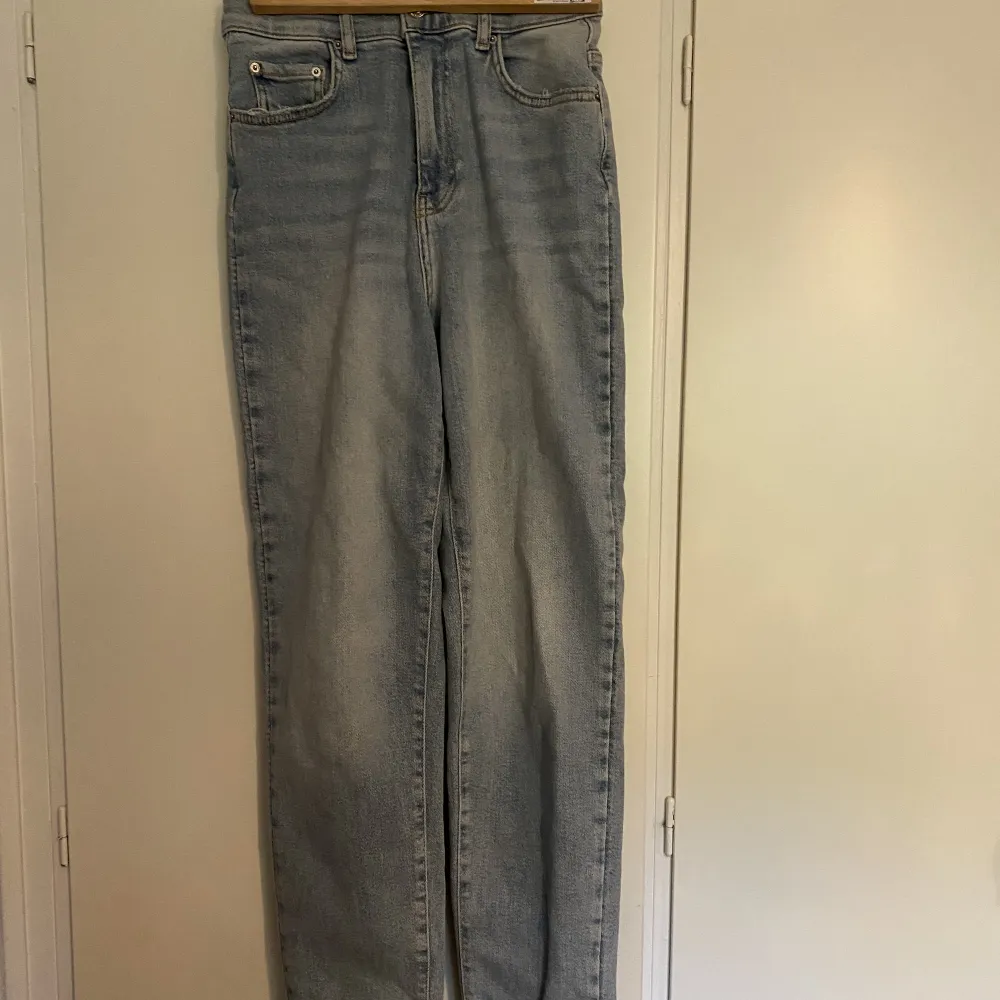 Fina jeans från Gina Tricot, aldrig användna! . Jeans & Byxor.