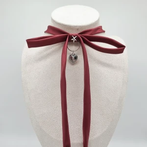 Handgjort rosett  - Handgjort rosett och exklusiv design. Gjord i bra kvalitet ●Material: textil-, rostfritt stål, zinklegeringar. Längden är justerbar-51cm ,höjd-19cm 