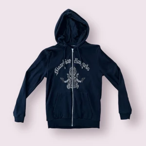 Rhinestone Hoodie  - En limited rhinestone hoodie från Blinglucid! (Guardien Angel) Skick 9,7/10! Knappt använd. Hänger bara i garderoben. Nypris 699kr