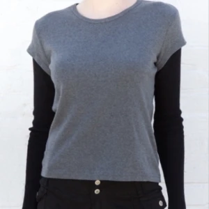 Långärmad Brandy Melville tröja - Säljer min långärmade Brandy Melville tröja som inte kommer till användning💗Skriv för fler frågor eller bilder!