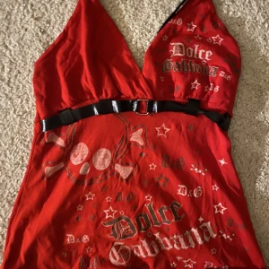 Dolce&Gabbana topp!! - Assnygg röd Dolce&Gabbana topp med text och snygga detaljer! 