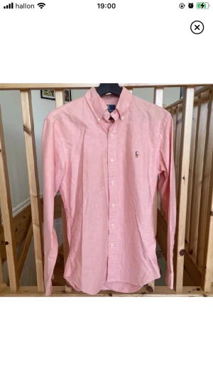 Ralph Lauren skjorta - Tja! Säljer nu min orangea/rosa skjorta från Ralph Lauren. Skick: 9/10. Storlek: S, slim fit. Nypris: 1200kr. Kontakta mig för fler bilder eller info.