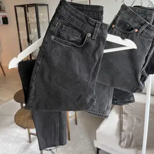 Svarta skinny jeans från det italienska märket Subdued. Slitningar på knäna. Storlek W24 och längden är croppad. Skriv för fler bilder 🩷
