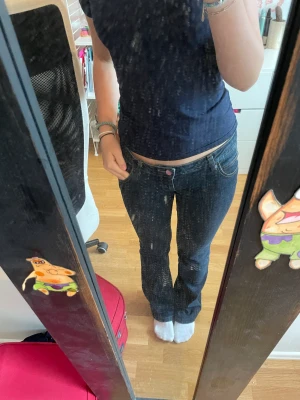 Jeans - Säljer mina mörkblå jeans som jag köpt vintage. Märket MISS SIXTY. Står ingen storlek men passar mig som vanligtvis har s/m eller 36. Midjemått 38cm (tvärsöver) innebenslängd 80 cm