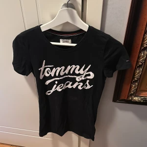 Tommy Hilfiger tshirt - Säljer denna snygga T-shirt som jag tyvärr har växt ur, och sitter så snyggt på. Tvättar och stryker innan jag postar. Priset kan diskuteras vid snabb affär. 
