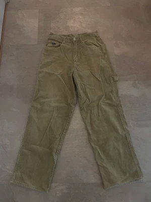 Threesixty byxo - Threesixty vintage byxor, går inte att köpa längre. Roligt snygga utan några fläckar/hål till ett billigt pris!:) size 28/30