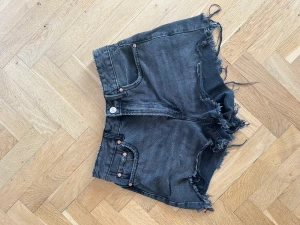 Jeans shorts - Säljer dessa ursnygga svarta jeansshortsen från stradvarius, inga defekter och perfekta för både fest och vardag