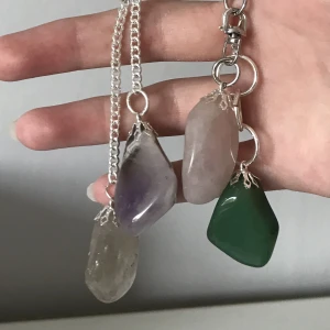 4 nyckelringar  -  Säljer dessa 4 nyckelringar 40kr st. Nytt, oanvänt och handgjort. Rosa= rosenkvarts Lila= ametist Transparant= bergskristall Grön= adventurin . Kontakta gärna vid frågor. Har också andra nyckelringar och accessoarer på min profil.