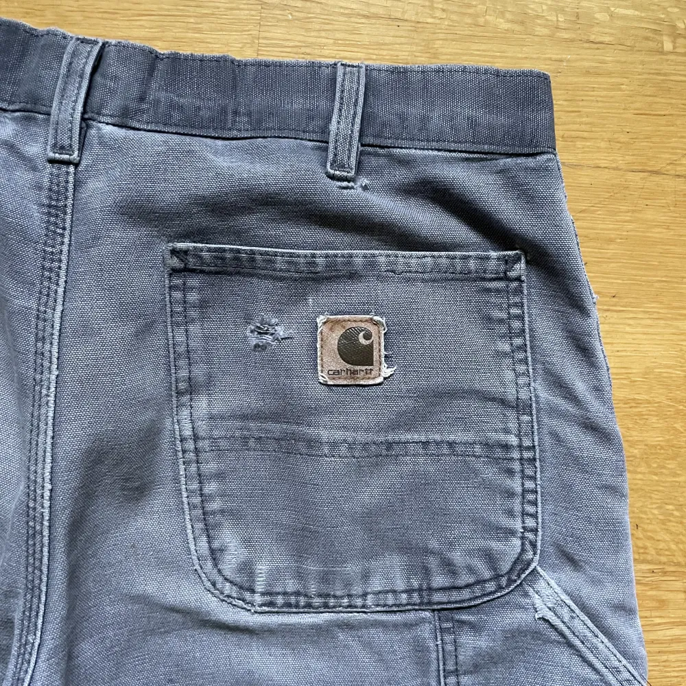 Carpenter pants från carhartt. Täcken på använding förekommer. Hål i knän.  Passar 31/32. Jeans & Byxor.