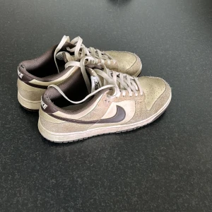 Nike dunk giraffe - Säljer mina dunks storlek 43, de är använda. Kostar ungefär 5900 resell Lite förstörda på insidan. Pris kan diskuteras 🤙🏽