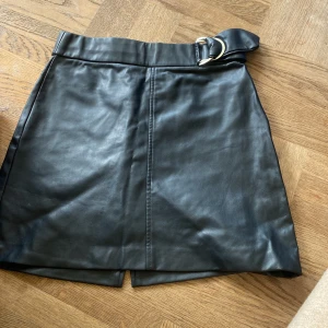 Kjol - Svart skinnkjol från Zara