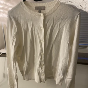 Vit kofta - Super fin vit kofta från H&M använd 1 gång!