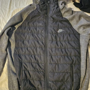 Nike jacka/hoodie - Hoodie med jackliknande material framtill. Något varmare än vanlig hoodie men värmer inte lika mycket som en vanlig jacka