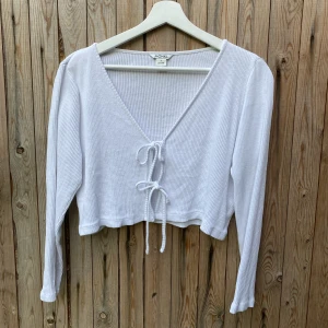Knytblus - Vit blus från Monki med dubbelknytning fram🤍