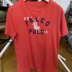 Polo Ralph Lauren t-shirt - Fin Ralph Lauren t-shirt. Knappt använd och i mycket bra skick! Barnstorlek L vilket jag skulle klassa som xs/s mansstorlek. 