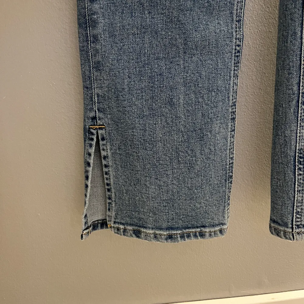 säljer dessa jeans med slitt längst ner från lager 157 som är använda 1 gång! storlek xs💘. Jeans & Byxor.