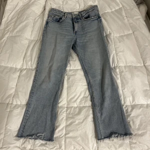 Zara jeans  - Supersnygga jeans från zara. Knappt använda då de var lite för små i midjan. Bra längd för mig (160cm).  Katt finns i hemmet <3 