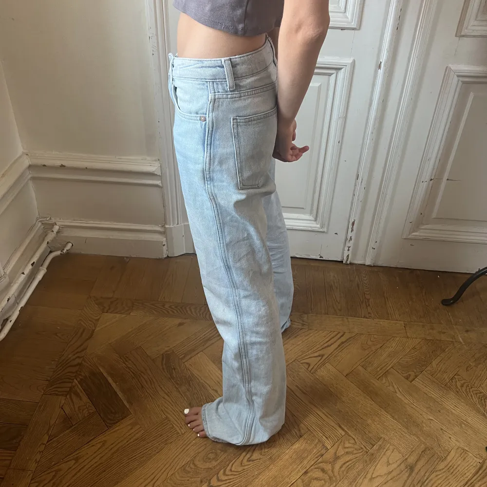 Från weekday, flare jeans i ljusblå tvätt som sitter lite baggy på mig.🧡✨. Jeans & Byxor.