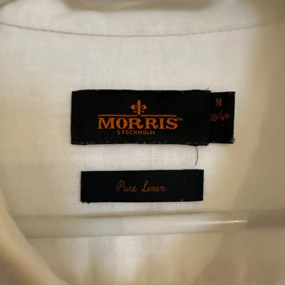 Säljer min linneskjorta från Morris då den aldrig kommer till användning. Perfekt i skicket, och den är i storlek M. . Skjortor.