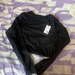 Säljer min svarta tröja som är helt ny aldrig använd bara testad 💗storlek S ny pris 80kr💗säljer för 60 vid snabb affär 50kr💗 ⚠️Använda inte köp nu⚠️