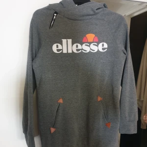 Ellesse tröja - Ellesse tröja med luva och mysig krage. Storlek S. Fint skick 🌸