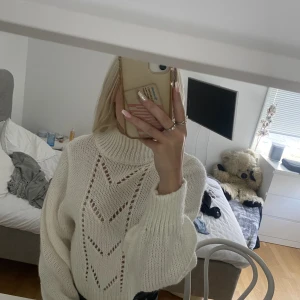 Vit stickad tröja  - Superfin och skön stickad tröja från H&M (köpt för 249kr) Säljer för 100kr