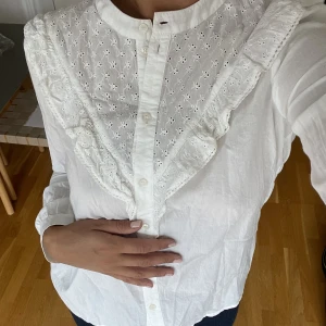 Sezane blus  - Säljer min blus från Sezane. Superfint skick! Behöver bara strykas 