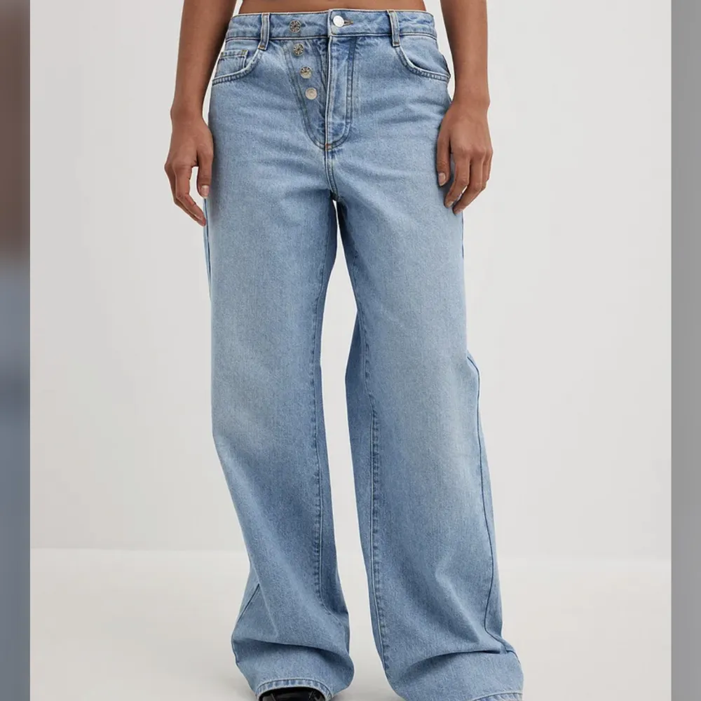 Säljer dessa blåa jeans från nakd som ja inte använt. Nypris 600kr. De går även att stänga vanligt om man ej vill att knapparna ska synas. Jeans & Byxor.