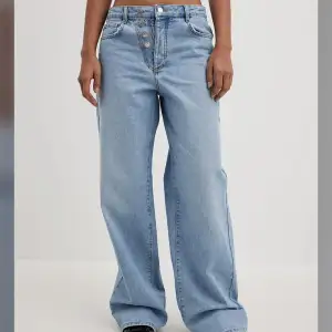 Säljer dessa blåa jeans från nakd som ja inte använt. Nypris 600kr. De går även att stänga vanligt om man ej vill att knapparna ska synas