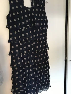 Festklänning - Cocktailklänning med volanger, mörkblå med vita prickar och tillhörande sjal, stl M, från Signature. Polyester.