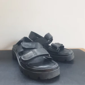 Svarta Chunky sandaler - Ett par oanvända svarta sandaler från Din sko i pleather, nypris 600 kr