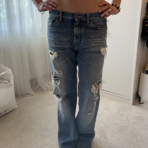 Jeans - Jeans från acne i storlek 33/34, men omsydda o passar mig som bär 36, så snygga o unika, köpta för länge sen så finns ej att köpa längre🩷 76 i innersöm och 38,5 över midjan!!