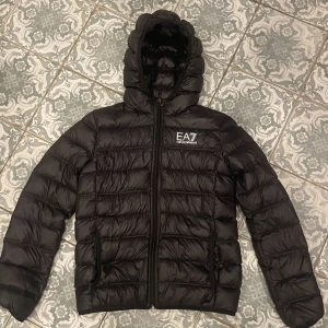 EA7/Armani jacka  - EA7 jacka i toppskick. Knappt knappt använd och är som ny. Kvittot finns tyvärr inte kvar. Vid intresse tveka inte på att höra av er 