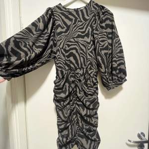 Så snygg zebra klänning med större 3 kvarts ärmar. 