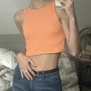 Orange topp - Orange vintage topp i 90-tals stil. Säljer massa saker inför flytt så kika gärna min sida!🥳  Möts upp vid slussen om så önskas. 