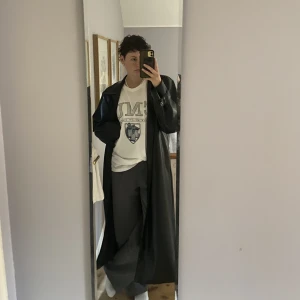 Oversized PU-trenchcoat - Säljer min fina trenchcoat i fejkläder från NA-KD då jag inte får användning av den. Den sitter oversized och har en perfekt längd! 