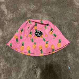 Ananas solhatt 🍍🍍 - En super fin härlig ananas hatt till sommaren! Jag älskade den här men nu är den förliten 😪 super skön också! 🍍🍍🌟