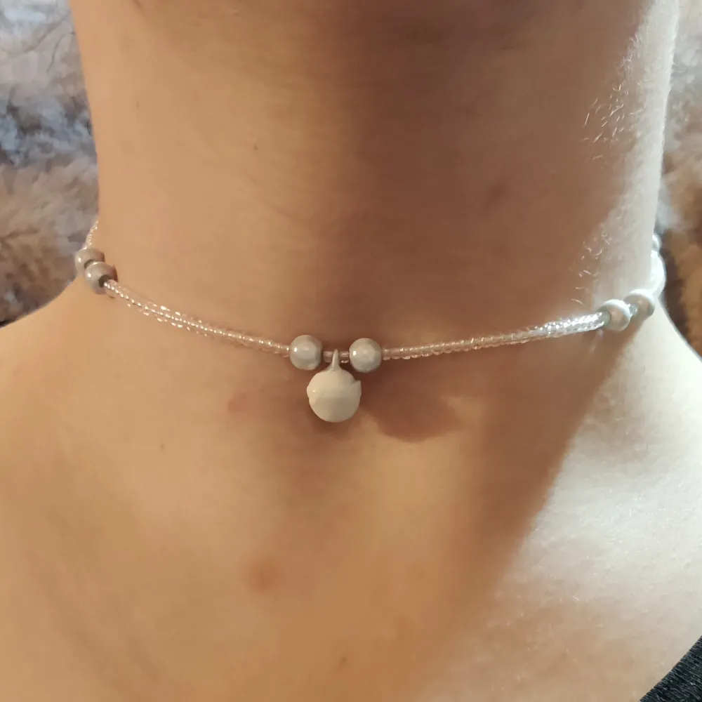 ❄️ Choker with 12 reflective beads and a white bell. It also shines under UV light so it's great for parties ❄️. Accessoarer.