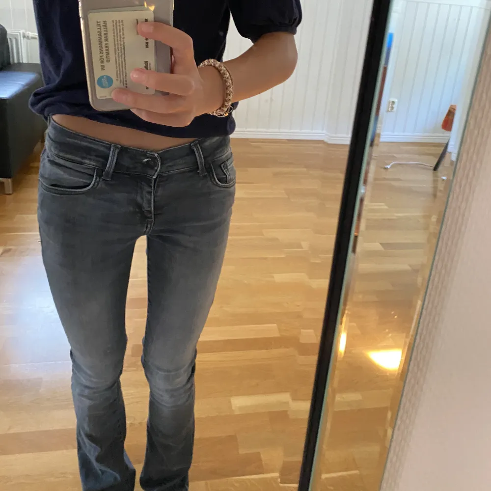 Hej! Jag säljer mina lågmidjade ltb jeans i väldigt bra skick!🫶🏻 inget är slitet eller sönder. strl är 24/32. Originell priset är 799kr men kostar 399kr nu🙌🏻🙌🏻 + frakt. Jeans & Byxor.